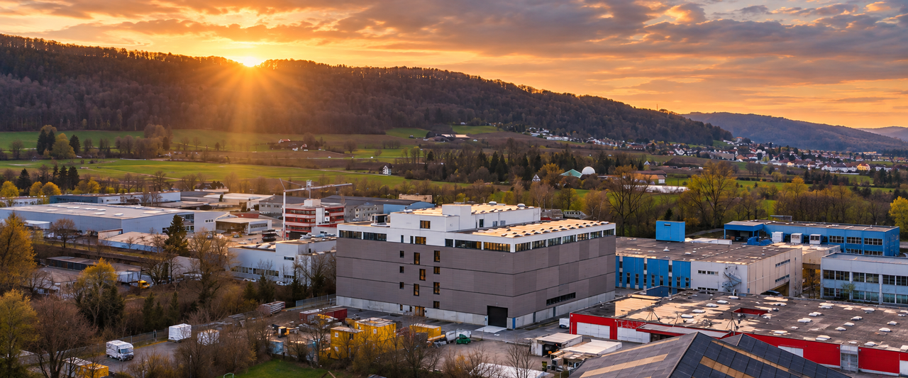Dekontaminationsraum der Universität Zürich mit Laborabzug und geschlossener Einhausung